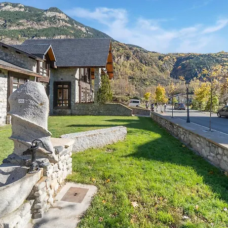Stone In Near Scenic Lake, Cleaning Included Apartmán